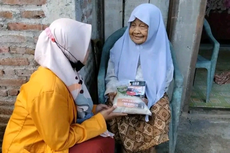 Mahasiswa Polibang Salurkan Sembako untuk Kaum Dhuafa