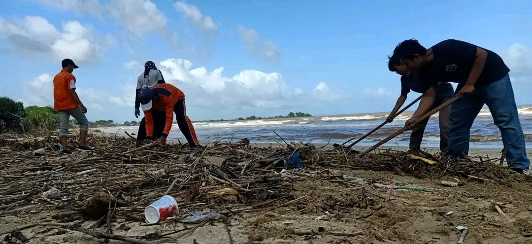 BEM Polibang dan DLH Jepara Gelar Aksi Bersih Pantai Bondo