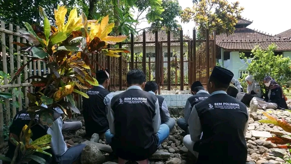 Tabur Bunga dan Ziarah Maqbaroh